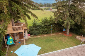 Treehouse Gem -5 Star, Square 1, Zipline, Jacuzzi
